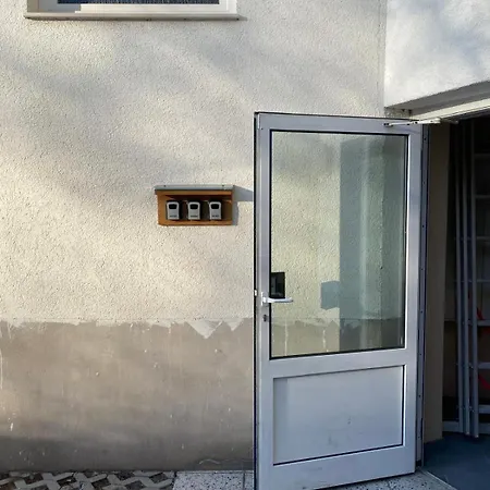 Paula 4 Personen Parkplatz Zentrale Lage Ruhige Nebenstraße, Dg *